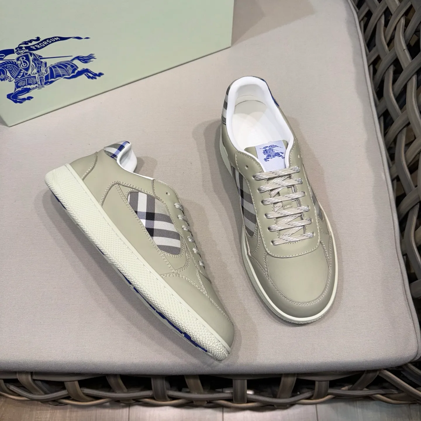 [Burberry] Top P: 680💰Size: 38-44 (45.46 custom-made) Burberry official website synchronized men's classic low-top sneakers | Made of original first-layer cowhide | Decorated with renewed brand logo | First-layer cowhide lining | Heel decorated with Burberry letter embossed logo | Original TPU outsole.